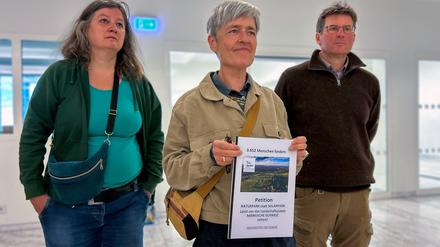 Vertreter einer Bürgerinitiative in der Märkischen Schweiz protestieren mit der Übergabe einer Petition im Landtag gegen den Bau von Solarparks. 