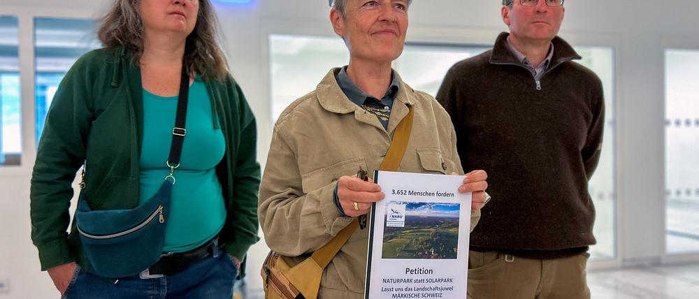 Vertreter einer Bürgerinitiative in der Märkischen Schweiz protestieren mit der Übergabe einer Petition im Landtag gegen den Bau von Solarparks.