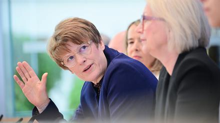 Veronika Grimm, Mitglied des Sachverständigenrats zur Begutachtung der gesamtwirtschaftlichen Entwicklung, spricht während der Vorstellung des Frühjahrsgutachtens des Sachverständigenrates Wirtschaft in der Bundespressekonferenz.