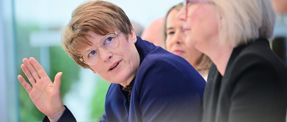 Veronika Grimm, Mitglied des Sachverständigenrats zur Begutachtung der gesamtwirtschaftlichen Entwicklung, spricht während der Vorstellung des Frühjahrsgutachtens des Sachverständigenrates Wirtschaft in der Bundespressekonferenz.