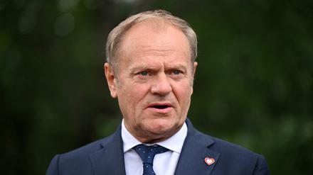 Polens Regierungschef Donald Tusk spricht zu Journalisten.
