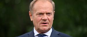 Polens Regierungschef Donald Tusk spricht zu Journalisten.
