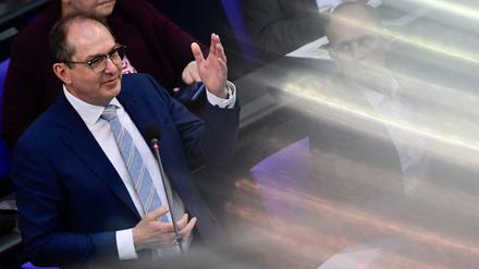 Bundesinnenminister Alexander Dobrindt beantwortet eine Frage von Abgeordneten während einer Plenarsitzung des Bundestages.