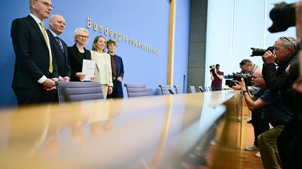 Die Wirtschaftsweisen Martin Werding (v.l.), Achim Truger, Monika Schnitzer (Vorsitzende), Ulrike Malmendier und Veronika Grimm haben keine guten Nachrichten für die Regierung.