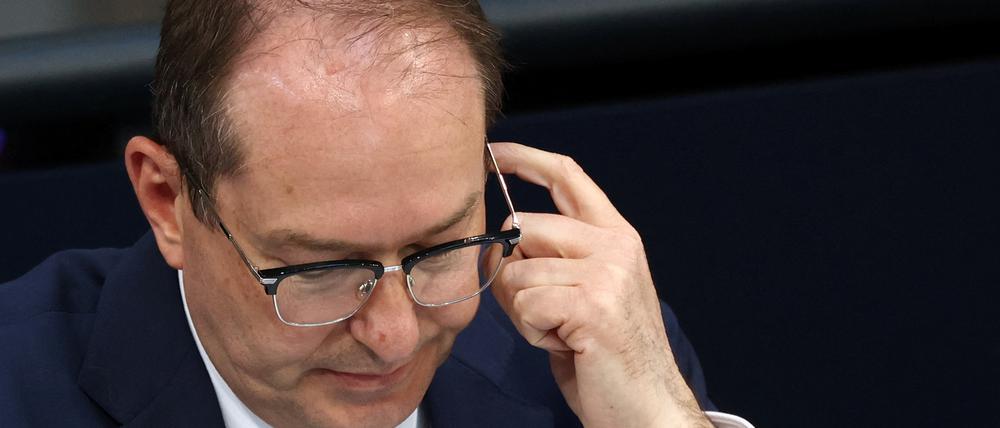 Bundesinnenminister Alexander Dobrindt nimmt an einer Sitzung des Deutschen Bundestages in Berlin, Deutschland, am 21. Mai 2025, teil.