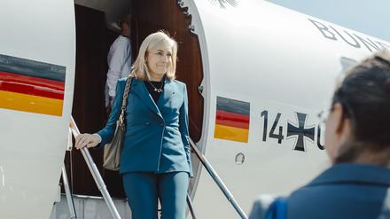 Gesundheitsministerin Nina Warken auf dem Weg zur Weltgesundheitsversammlung in Genf.