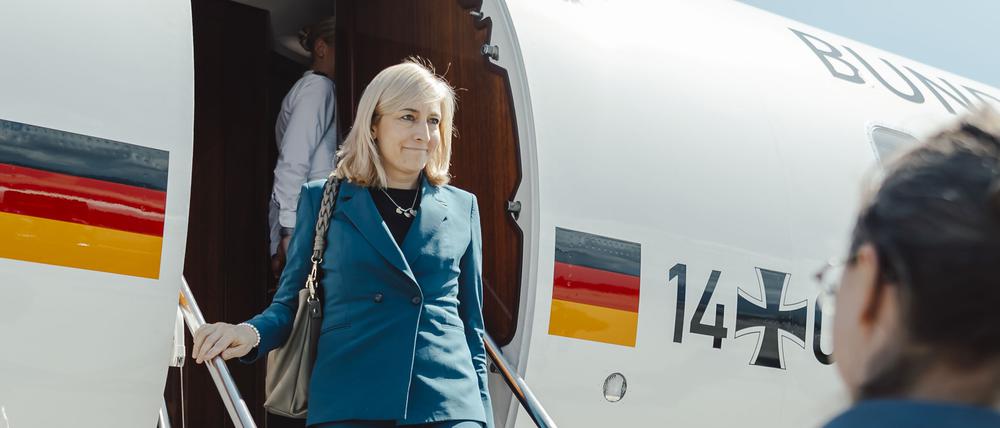 Gesundheitsministerin Nina Warken auf dem Weg zur Weltgesundheitsversammlung in Genf.