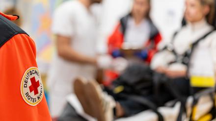 Das Zeichen des Deutschen Roten Kreuzes auf der Jacke eines Rettungssanitäters im Rahmen einer Katastrophenschutzübung