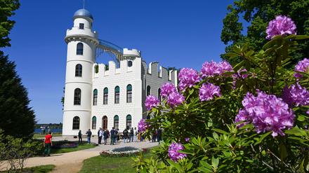 Das Schloss auf der Pfaueninsel wurde 1794 bis 1795 als ländlicher Rückzugsort für König Friedrich Wilhelm II. (1786-1797) errichtet. 