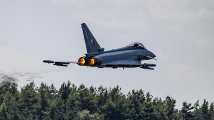 08.06.2024, Sachsen-Anhalt, Holzdorf-Schönewalde: Ein Kampfflugzeug der Luftwaffe vom Typ Eurofighter startet beim Tag der Bundeswehr am Fliegerhorst Holzdorf.