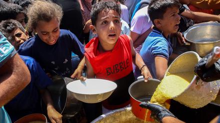 Andrang an einer lokalen Essensausgabe in Gaza.