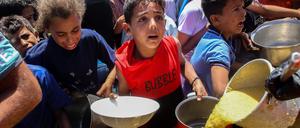 Andrang an einer lokalen Essensausgabe in Gaza.