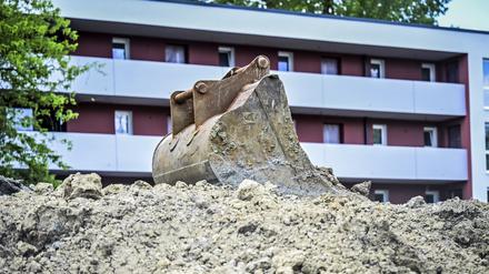 Auf vielen Baustellen in Deutschland geht es viel zu langsam voran. 
