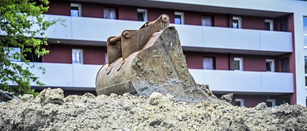 Auf vielen Baustellen in Deutschland geht es viel zu langsam voran. 