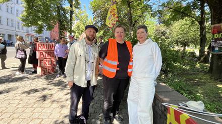 Beim Aktionstag „KulturBrauchtRaum“ verlegten Künstler und Künstlerinnen ihre Ateliers ins Freie. Mit dabei (vl.n.r.) Atelierbeauftragter Lennart Siebert, Künstlerin und Organisatorin Monika Götz und Künstlerin Katrin Glanz.