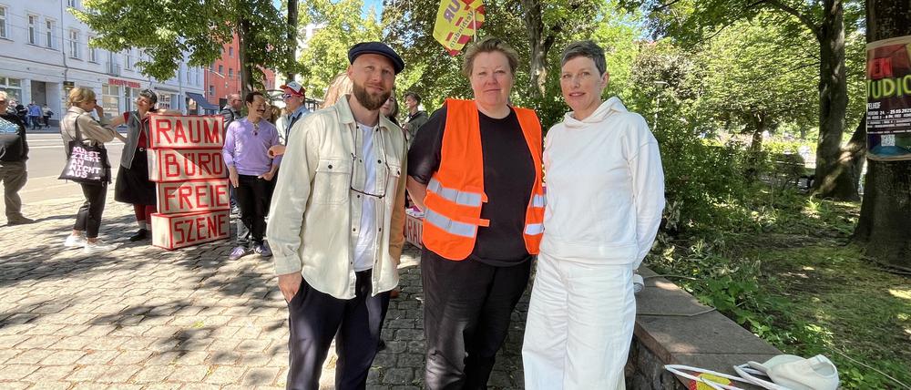 Beim Aktionstag „KulturBrauchtRaum“ verlegten Künstler und Künstlerinnen ihre Ateliers ins Freie. Mit dabei (vl.n.r.) Atelierbeauftragter Lennart Siebert, Künstlerin und Organisatorin Monika Götz und Künstlerin Katrin Glanz.