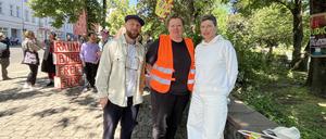 Beim Aktionstag „KulturBrauchtRaum“ verlegten Künstler und Künstlerinnen ihre Ateliers ins Freie. Mit dabei (vl.n.r.) Atelierbeauftragter Lennart Siebert, Künstlerin und Organisatorin Monika Götz und Künstlerin Katrin Glanz.