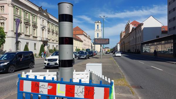In der Breiten Straße in Potsdam ist am 21. Mai der neue Superblitzer aufgestellt worden. Doch jetzt erst geht er tatsächlich in Betrieb.