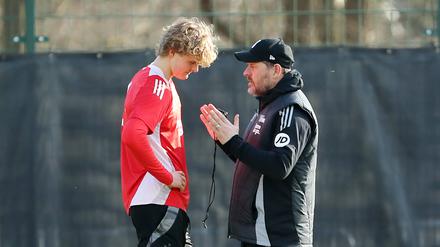 Trainer Steffen Baumgart (re.) möchte künftig noch mehr auf junge Spieler wie Tom Rothe setzen.