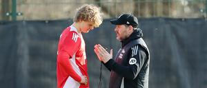 Trainer Steffen Baumgart (re.) möchte künftig noch mehr auf junge Spieler wie Tom Rothe setzen.