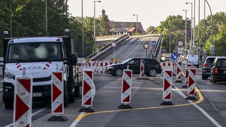 Die Brücke an der Wuhlheide ist gesperrt. So wie der Verkehr unter der Brücke, was zu einem Verkehrschaos führt. Wie erleben das die Menschen vor Ort?