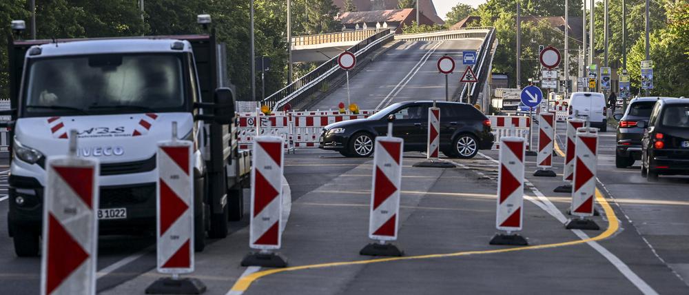 Die Brücke an der Wuhlheide ist gesperrt. So wie der Verkehr unter der Brücke, was zu einem Verkehrschaos führt. Wie erleben das die Menschen vor Ort?