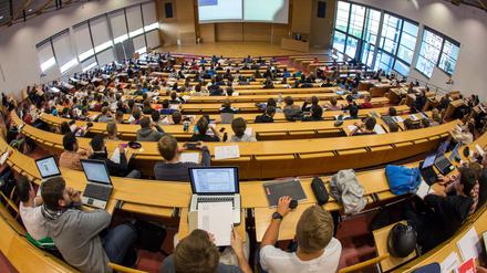 Studierende verfolgen an der Technischen Universität in Ilmenau (Thüringen) eine Vorlesung. 