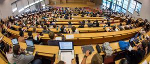 Studierende verfolgen an der Technischen Universität in Ilmenau (Thüringen) eine Vorlesung. 