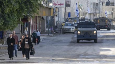 Fahrzeuge der israelischen Armee sind während einer Militäroperation in der Westjordanland-Stadt Dschenin zu sehen.