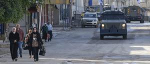 Fahrzeuge der israelischen Armee sind während einer Militäroperation in der Westjordanland-Stadt Dschenin zu sehen.