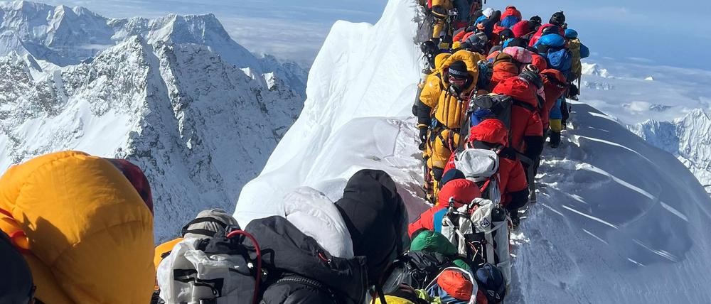 Bergsteiger und Bergführer stehen zwischen dem Südgipfel und der Hillary-Stufe des Mount Everest. (Foto Archiv)