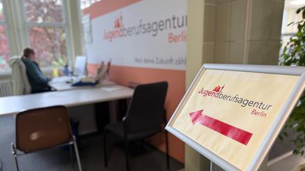In Berlin fehlen für das kommende Ausbildungsjahr rund 6000 Ausbildungsplätze. Mario Lehwald, der Vorsitzende der Geschäftsführung der Agentur für Arbeit Berlin Süd, fordert die Betriebe auf, mit den Jugendlichen zu arbeiten, die da sind. Carolina Böhm, SPD-Jugendstadträtin in Steglitz-Zehlendorf, appelliert: "Bildet aus!" Eindrücke von der Jugendberufsagentur in der Geschäftsstelle Steglitz der Agentur für Arbeit.