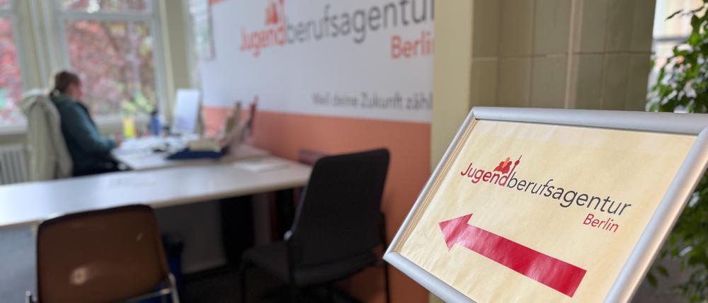 In Berlin fehlen für das kommende Ausbildungsjahr rund 6000 Ausbildungsplätze. Mario Lehwald, der Vorsitzende der Geschäftsführung der Agentur für Arbeit Berlin Süd, fordert die Betriebe auf, mit den Jugendlichen zu arbeiten, die da sind. Carolina Böhm, SPD-Jugendstadträtin in Steglitz-Zehlendorf, appelliert: "Bildet aus!" Eindrücke von der Jugendberufsagentur in der Geschäftsstelle Steglitz der Agentur für Arbeit.