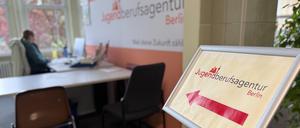 In Berlin fehlen für das kommende Ausbildungsjahr rund 6000 Ausbildungsplätze. Mario Lehwald, der Vorsitzende der Geschäftsführung der Agentur für Arbeit Berlin Süd, fordert die Betriebe auf, mit den Jugendlichen zu arbeiten, die da sind. Carolina Böhm, SPD-Jugendstadträtin in Steglitz-Zehlendorf, appelliert: "Bildet aus!" Eindrücke von der Jugendberufsagentur in der Geschäftsstelle Steglitz der Agentur für Arbeit.