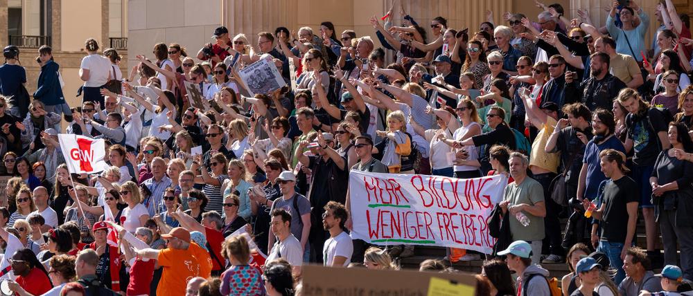 Tausende Menschen nahmen an der Demo gegen die zusätzliche Pflichtstunde teil.