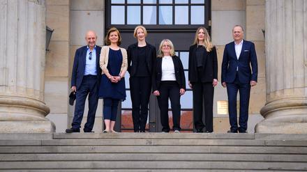 Vorfreudig und wetterfest (v.l.n.r.): Mario Hempel, Partner & Gesellschafter Classic Open Air, Jacqueline Zich, Bereichsvorstand DEAG, Joana Mallwitz, Chefdirigentin und künstlerische Leiterin des Konzerthausorchesters Berlin, Sabine Schiller, Geschäftsführerin Classic Open Air, Janina Paul, geschäftsführende Direktorin Konzerthaus Berlin, und Joja Wendt, Pianist und Komponist, auf der Treppe des Konzerthauses am Gendarmenmarkt.
