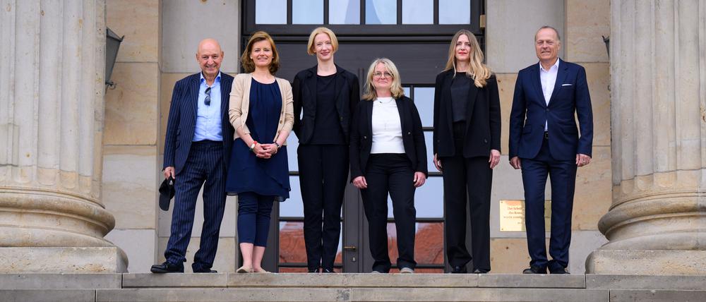 Vorfreudig und wetterfest (v.l.n.r.): Mario Hempel, Partner & Gesellschafter Classic Open Air, Jacqueline Zich, Bereichsvorstand DEAG, Joana Mallwitz, Chefdirigentin und künstlerische Leiterin des Konzerthausorchesters Berlin, Sabine Schiller, Geschäftsführerin Classic Open Air, Janina Paul, geschäftsführende Direktorin Konzerthaus Berlin, und Joja Wendt, Pianist und Komponist, auf der Treppe des Konzerthauses am Gendarmenmarkt.