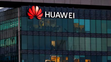 in Blick auf ein Huawei-Logo am Hauptsitz von Huawei Technologies France in Boulogne-Billancourt bei Paris