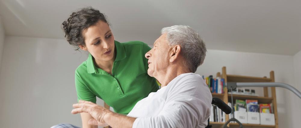 Immer mehr Menschen in Deutschland sind auf Pflege angewiesen.