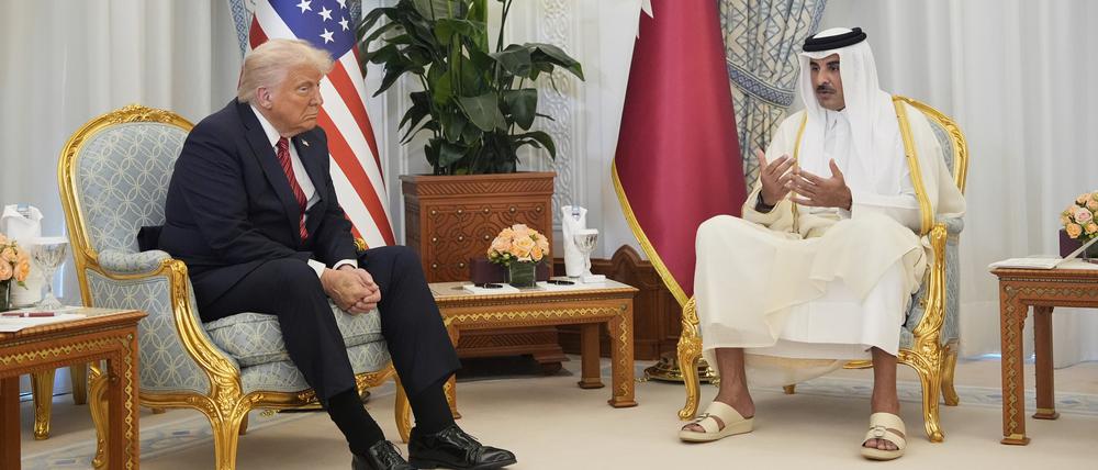 Treffen Mitte Mai in Doha: Präsident Donald Trump und der Emir von Katar, Scheich Tamim bin Hamad Al Thani. Offenbar hat der Emir des Golfstaates bei den Verhandlungen zwischen Israel und dem Iran vermittelt.