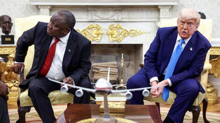 US-Präsident Donald Trump spricht, während der südafrikanische Präsident Cyril auf einen Monitor (nicht im Bild) blickt, auf dem Videos zu sehen sind, die angeblich den Völkermord an den Weißen in Südafrika zeigen.