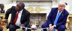 US-Präsident Donald Trump spricht, während der südafrikanische Präsident Cyril auf einen Monitor (nicht im Bild) blickt, auf dem Videos zu sehen sind, die angeblich den Völkermord an den Weißen in Südafrika zeigen.