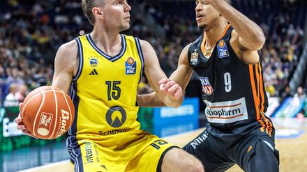 Alba-Kapitän Martin Hermannsson im Duell mit Ulms Alfonso Plummer