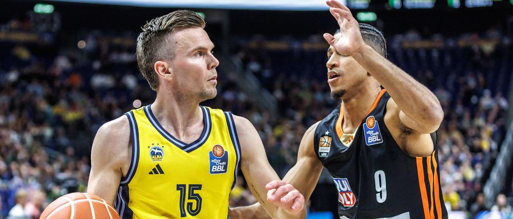 Alba-Kapitän Martin Hermannsson im Duell mit Ulms Alfonso Plummer