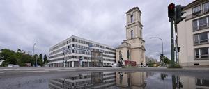 Enge Nachbarschaft: Das Rechenzentrum und der Turm der Garnisonkirche an der Breiten Straße in Potsdam.