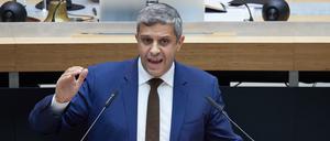 Der Berliner SPD-Fraktionsvorsitzende Raed Saleh macht sich für ein AfD-Verbotsverfahren stark. (Archivbild) 