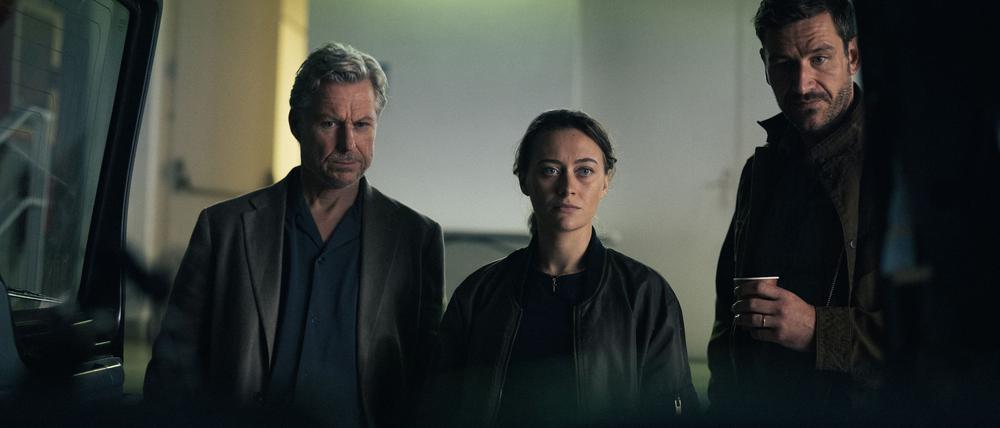 David Acosta (Michael Epp, re.) ermittelt mit seinem Team aus Mercédes Navarro (Mercedes Müller, Mitte) und Adrían Martinéz (Dirk Borchardt, li.).