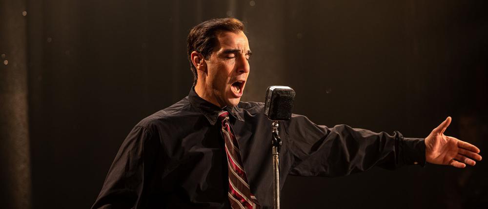 Tahar Rahim als Charles Aznavour in der Filmbiografie „Monsieur Aznavour“.