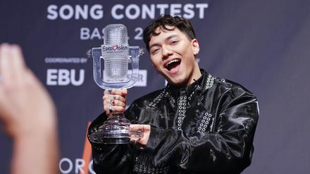 ESC-Gewinner JJ Johannes Pietsch zeigt die Trophäe. 