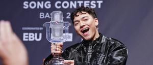 ESC-Gewinner JJ Johannes Pietsch zeigt die Trophäe. 